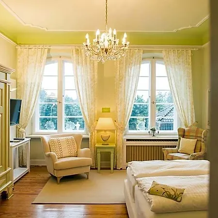 Luebecker Kroenchen 4* لوبيك