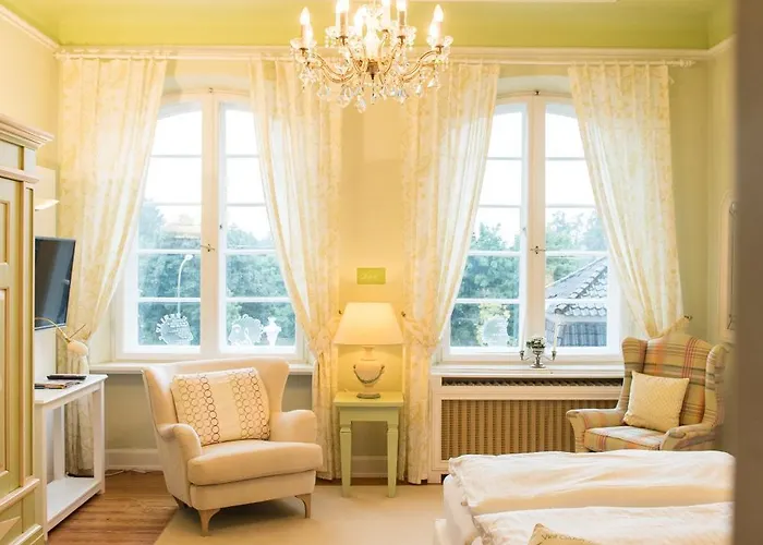 Отель Luebecker Kroenchen Любек